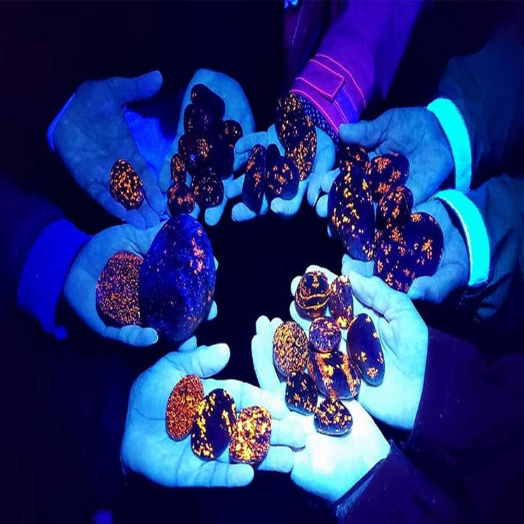 چراغ قوه یووی 4 چیپ 365nm نانومتر اسمال سان مناسب برای سنگ شناسی،شکار سنگ،گوهر شناسی